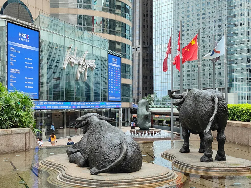Domestic vs. International Stock Markets: Which One Suits You Best? illustration