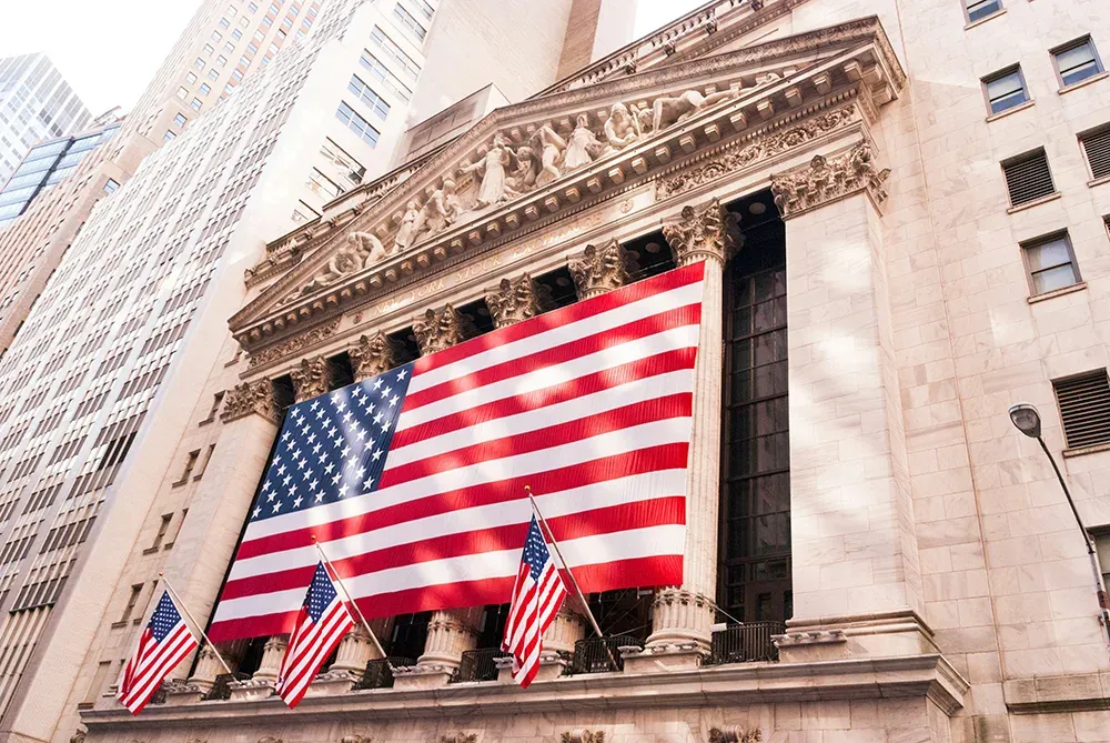 Domestic vs. International Stock Markets: Which One Suits You Best? illustration