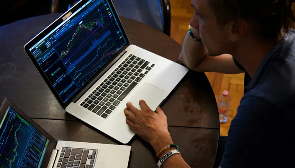 Domestic vs. International Stock Markets: Which One Suits You Best? illustration