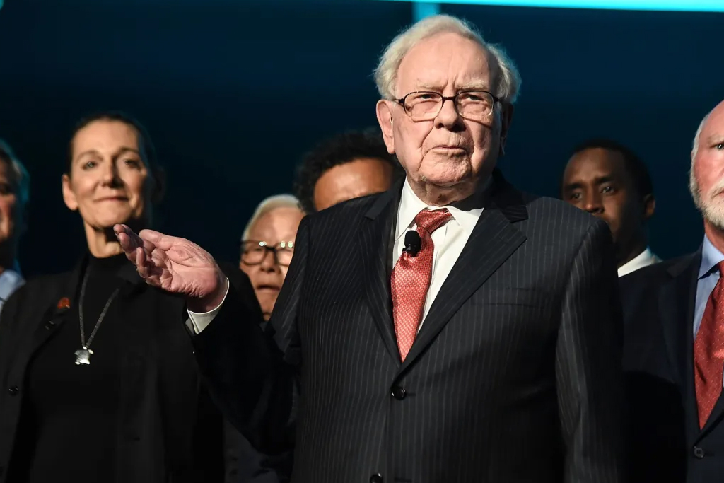 Does Warren Buffett Use Leverage? illustration