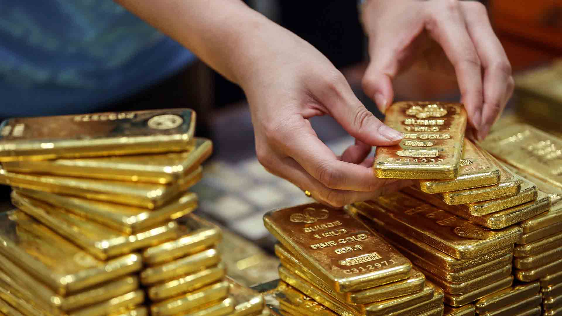 Stocks, Gold, or Crypto: Choosing Your 2025 Trade illustration