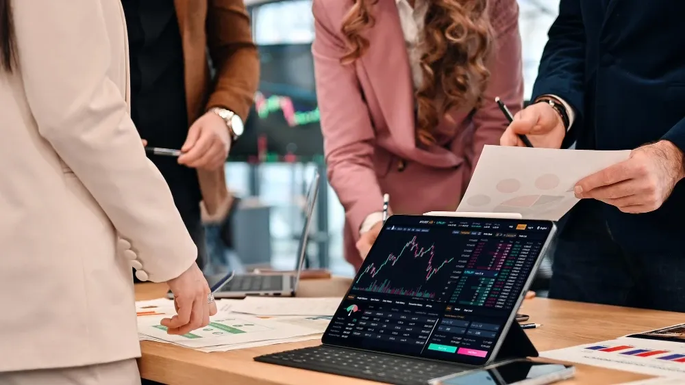 Index vs. ETFs: A Beginner’s Guide to Choosing the Right Option illustration