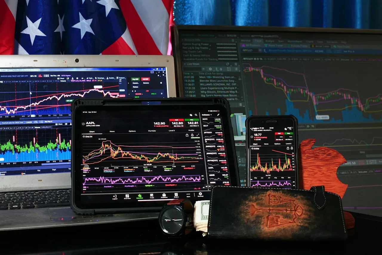 How to Choose Between Thematic and Index Investing for Long Term Growth illustration