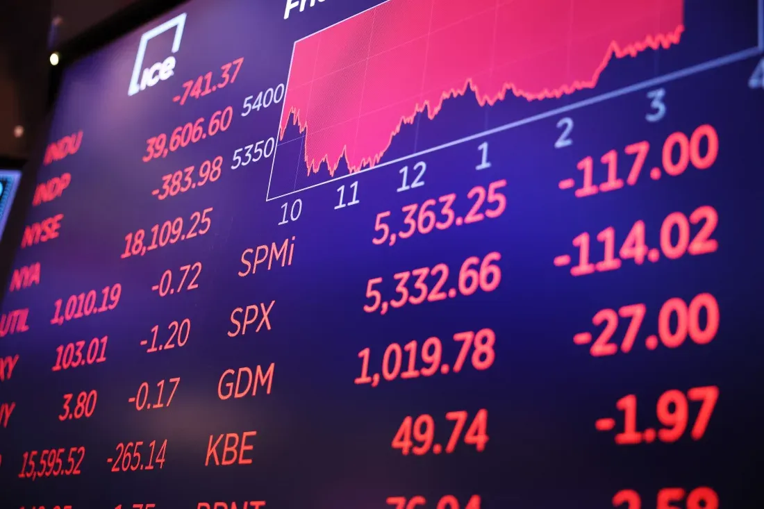 Panic Selling: Understanding the Emotional Trap and How to Avoid It illustration