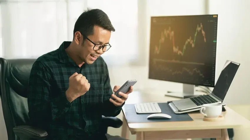 Panic Selling: Understanding the Emotional Trap and How to Avoid It illustration