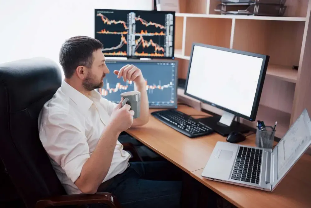 10 Factors to Consider When Choosing a Broker illustration