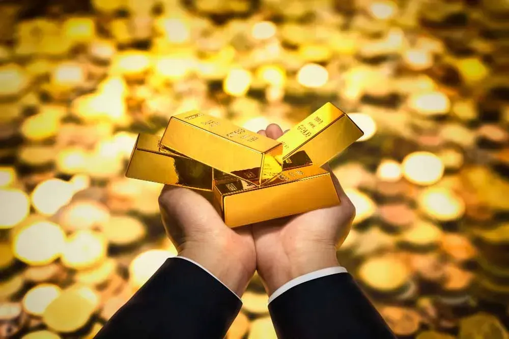 Short-Term vs. Long-Term Gold Trading: Which Strategy is Right for You? illustration